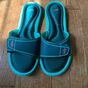 Nike adjustable sandals with foam padding